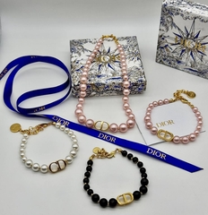 braslet-cdior-iz-zhemchuga-s-podveskoj-logo