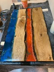 Эксклюзивный офисный стол из натурального дуба и эпоксидной смолы 