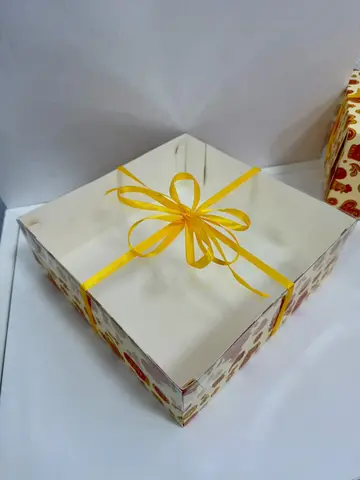 Коробка для зефира, тортов и пирожных с пластиковой крышкой 200х200х70 мм (Сладкая матрешка)