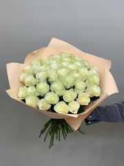 Букет 45 белых роз Эквадор 50см в пленке