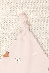 Шапка для новорожденных  К 8036/собачки на поле на бежево-розовом
