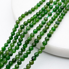 Хромдиопсид граненый бусины, диаметр около 3,2 мм, цена за отрезок 19 см (1/2 нити)