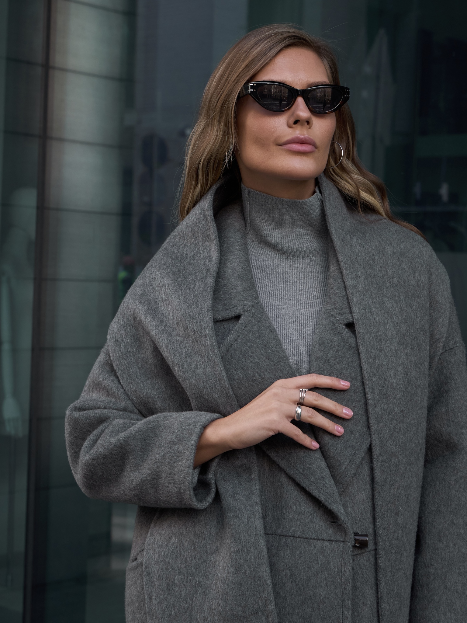 Серое удлиненное пальто с шарфом