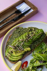 АВОКАДО ТОСТ НА БЕЗДРОЖЖЕВОМ ХЛЕБЕ