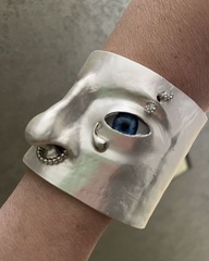 53471- Браслет - манжета FACE широкий в стиле Schiaparelli матовое серебро