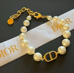 braslet-cdior-iz-zhemchuga-s-podveskoj-logo