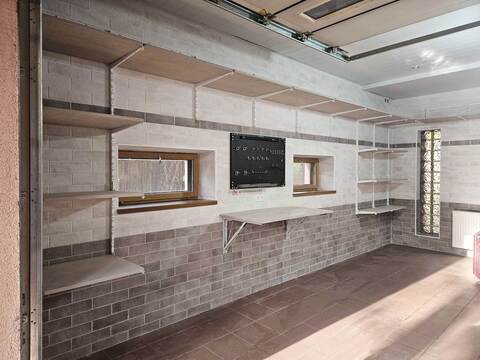 Проект №87. Гараж и рабочая зона с деревянными полками