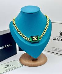 kole-cep-chanel-s-zelyonoj-pryamougolnoj-vstavkoj