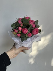 Стакан с кустовыми розами и эвкалиптом