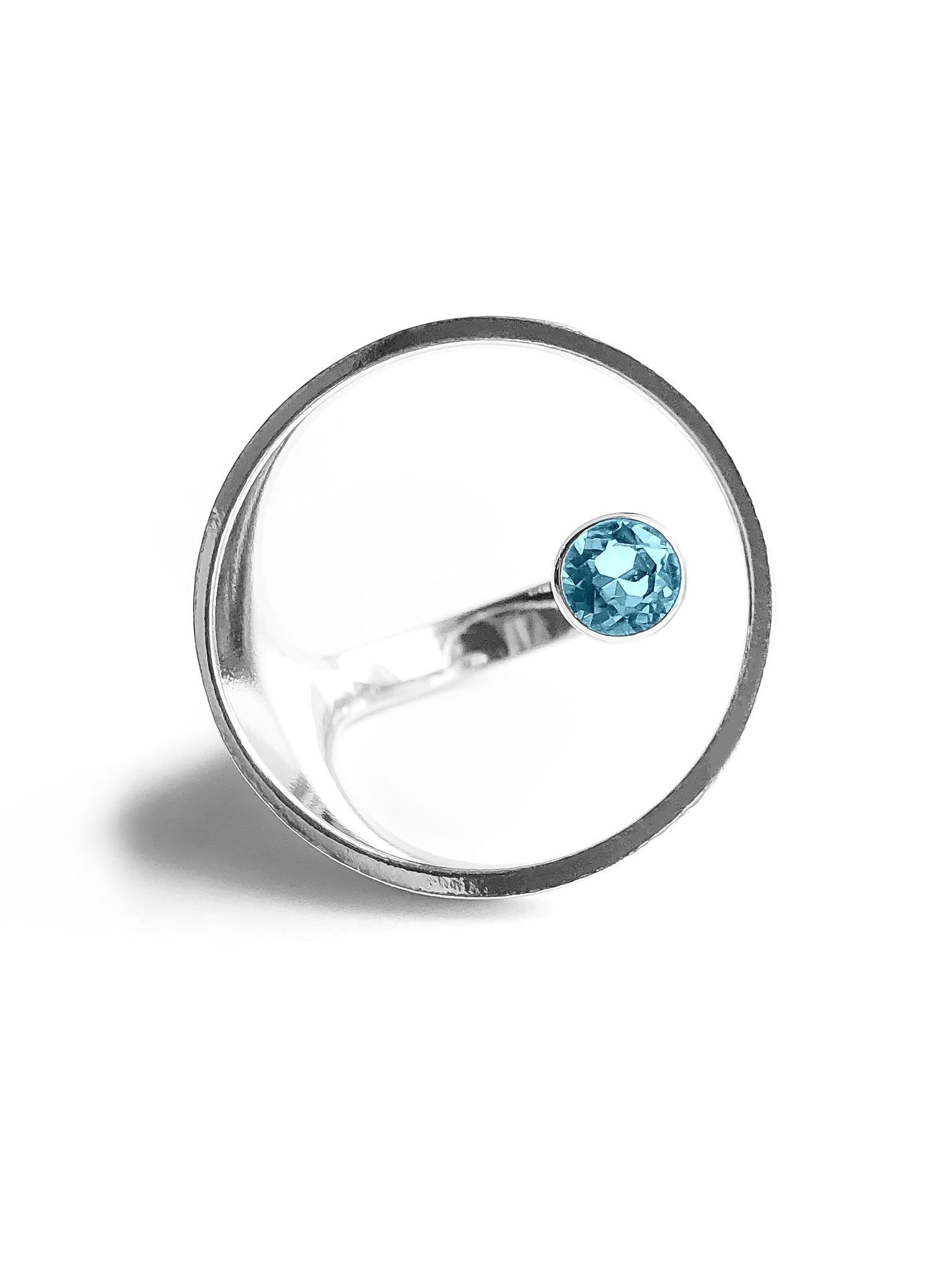 Серебряное кольцо круг с голубым топазом