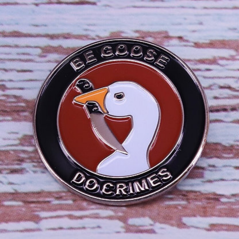 Значок металлический "Гусь с ножом. Be Goose.Do Crimes",3.2см  60975 – купить по цене 250 ₽ в интернет-магазине ohmygeek.ru