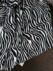 Вискоза штапель Зебра на черном фоне