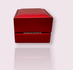 72450 - Подарочный футляр (коробка) для двух колец, цвет алый сатин с подсветкой