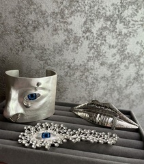 53471- Браслет - манжета FACE широкий в стиле Schiaparelli матовое серебро