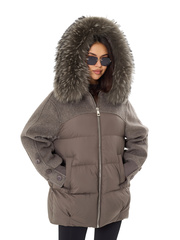 Удлиненный комбинированный пуховик серо-бежевого цвета