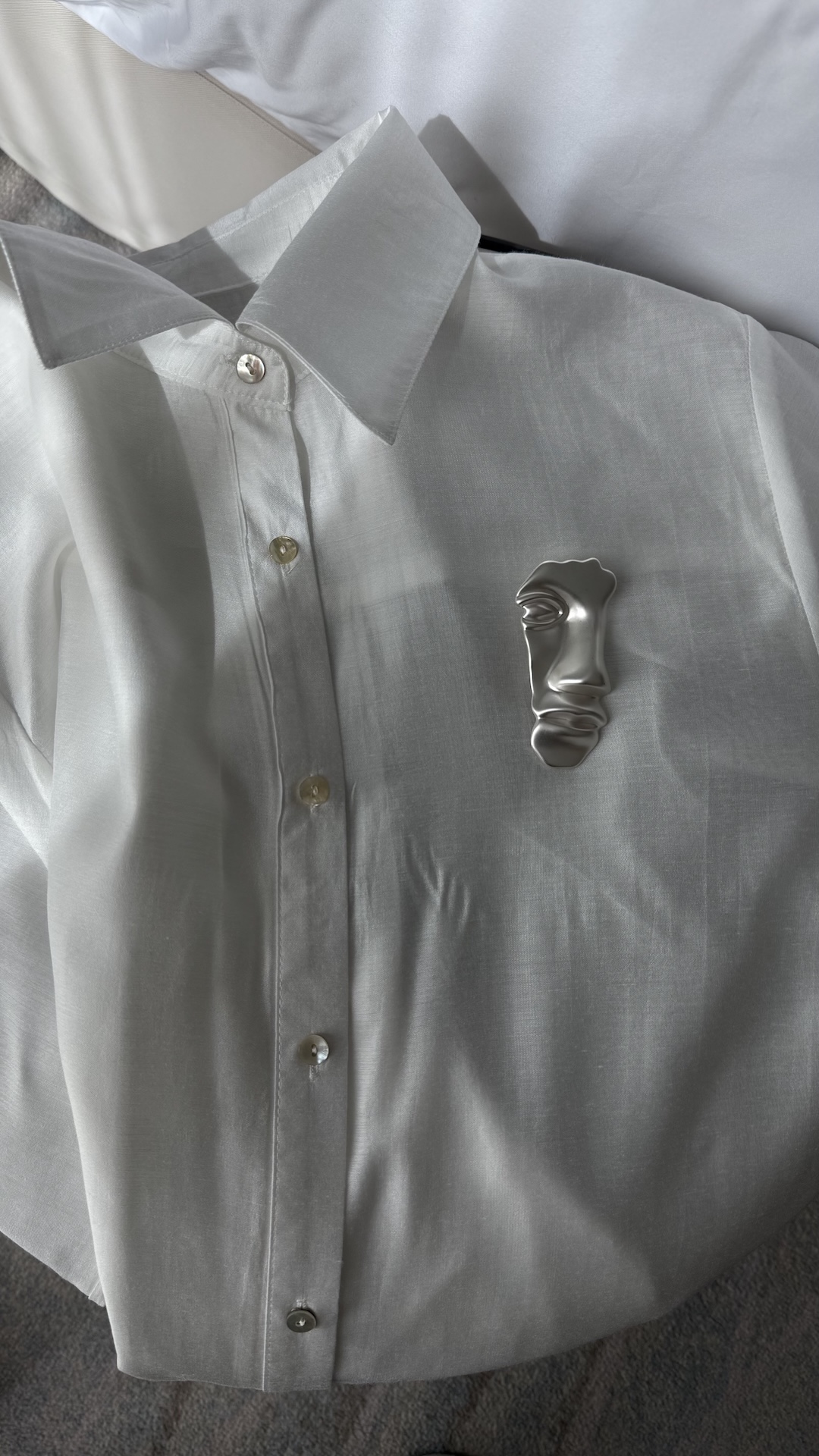 Матовая брошь в виде половины лица