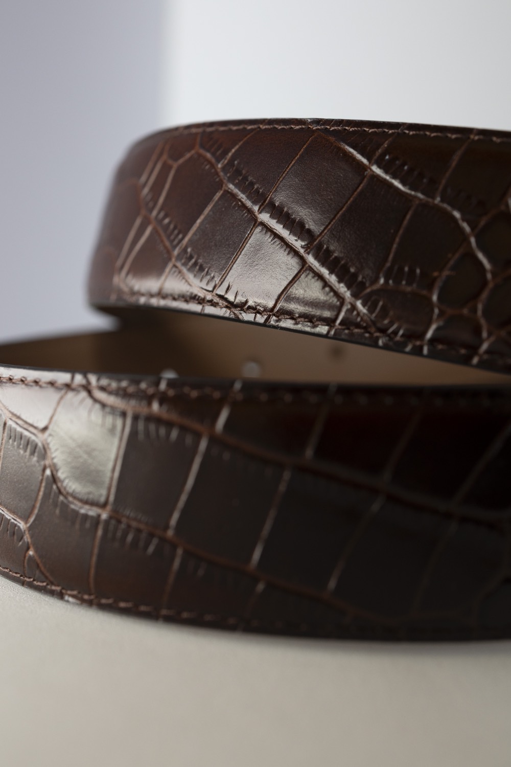 Классический ремень из кожи с тиснением под крокодила, 35 мм, темно-коричневый