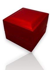 72450-podarochnyj-futlyar-korobka-dlya-dvuh-kolec-alyj-satin-s-podsvetkoj