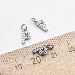 Подвеска Буква P, родиевое покрытие, фианиты, размер 9*4,5 мм, цена за 1 шт