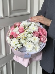 Авторский букет из хризантемы, яркой пионовидной розы, ромашки и маттиолы