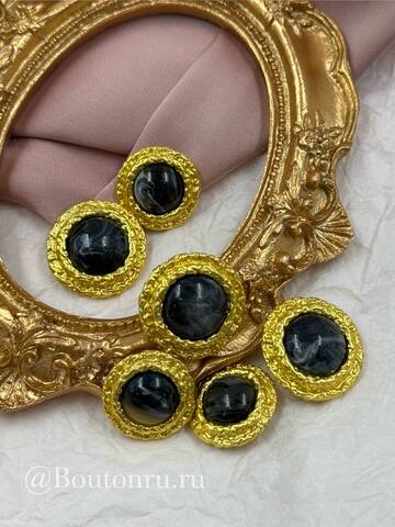 Пуговицы с матовым золотистым обрамлением и черным мраморным камнем