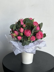 Стакан с кустовыми розами и эвкалиптом
