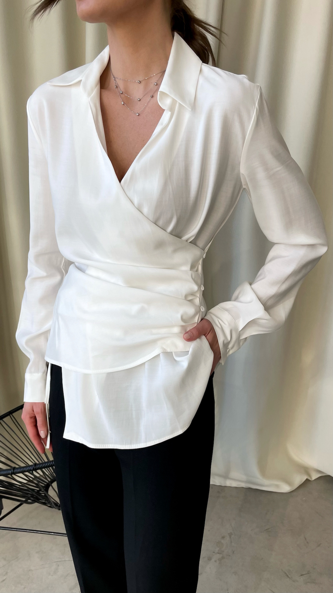 Блуза из вискозы с драпировкой и боковыми пуговицами