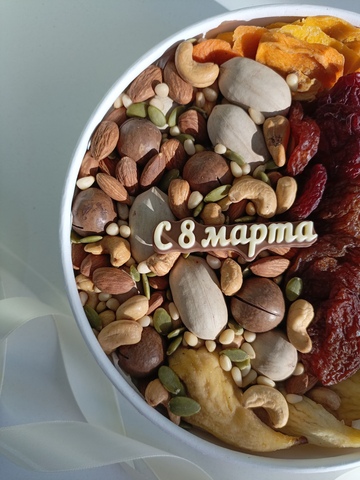 Коробка шайба с сухофрутами и орехами
