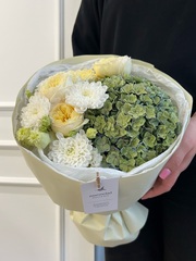 Букет с гортензией и кустовой пионовидной розой