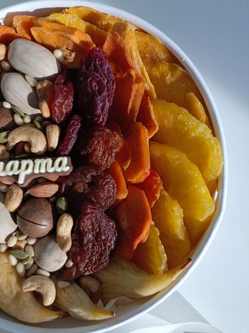 Коробка шайба с сухофрутами и орехами