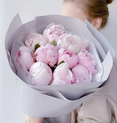 Букет из нежных пионов
