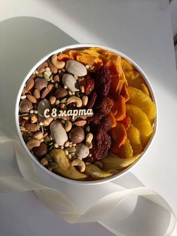 Коробка шайба с сухофрутами и орехами