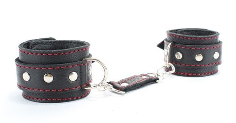 Черные наручники из натуральной кожи с красной строчкой - БДСМ Арсенал 51035ars