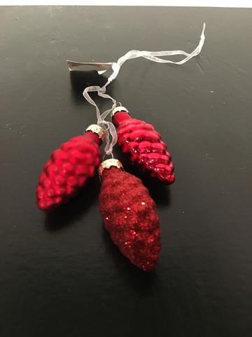 Набор елочных игрушек 48шт House of Seasons Связка из 3х шишек Классический красный