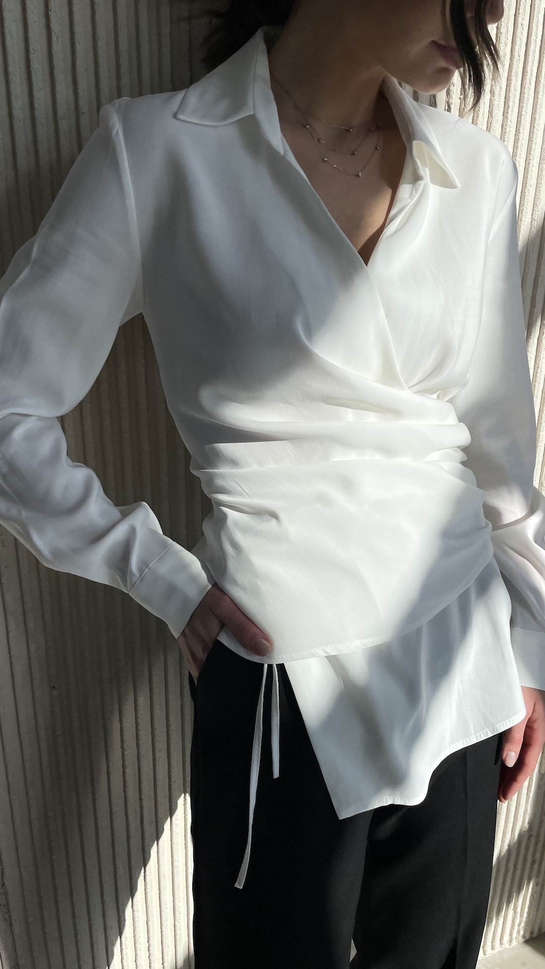 Блуза из вискозы с драпировкой и боковыми пуговицами