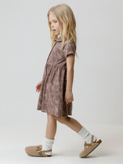 платье  для девочки  КР 5848/капучино,красивые лошадки к631
