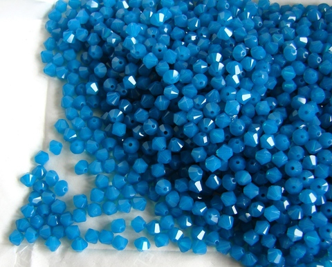 Биконусы 4мм Сваровски Carib Blue Opal