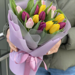 15 тюльпанов в дизайнерском оформлении  от цветочной мастерской Клевер