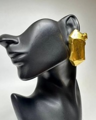 sergi-krupnye-zolotoj-slitok-v-stilistike-ysl