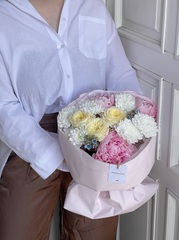 Букет сборный с пионами и незабудками