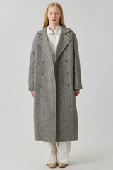 Длинное двубортное пальто в серую елочку