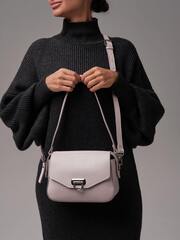 Сумка кожаная через плечо розовый дым