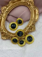 Пуговицы с матовым золотистым обрамлением и черным мраморным камнем