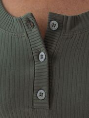 Футболка из трикотажа в широкий рубчик  D49.065 (113917)