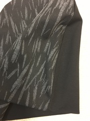 Шапочка демисезонная двухсторонняя с абстрактным орнаментом Серые пятна на чёрном фоне