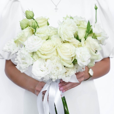 Букет с розами и эустомами