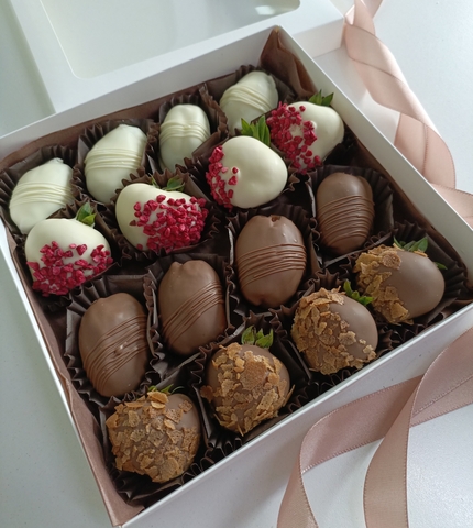 Клубника в шоколаде и финики в шоколаде