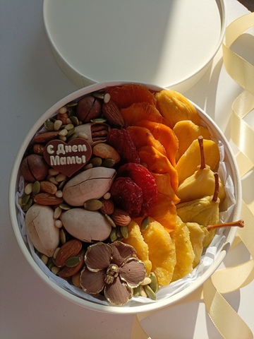 Орехи и сухофрукты в круглой коробке