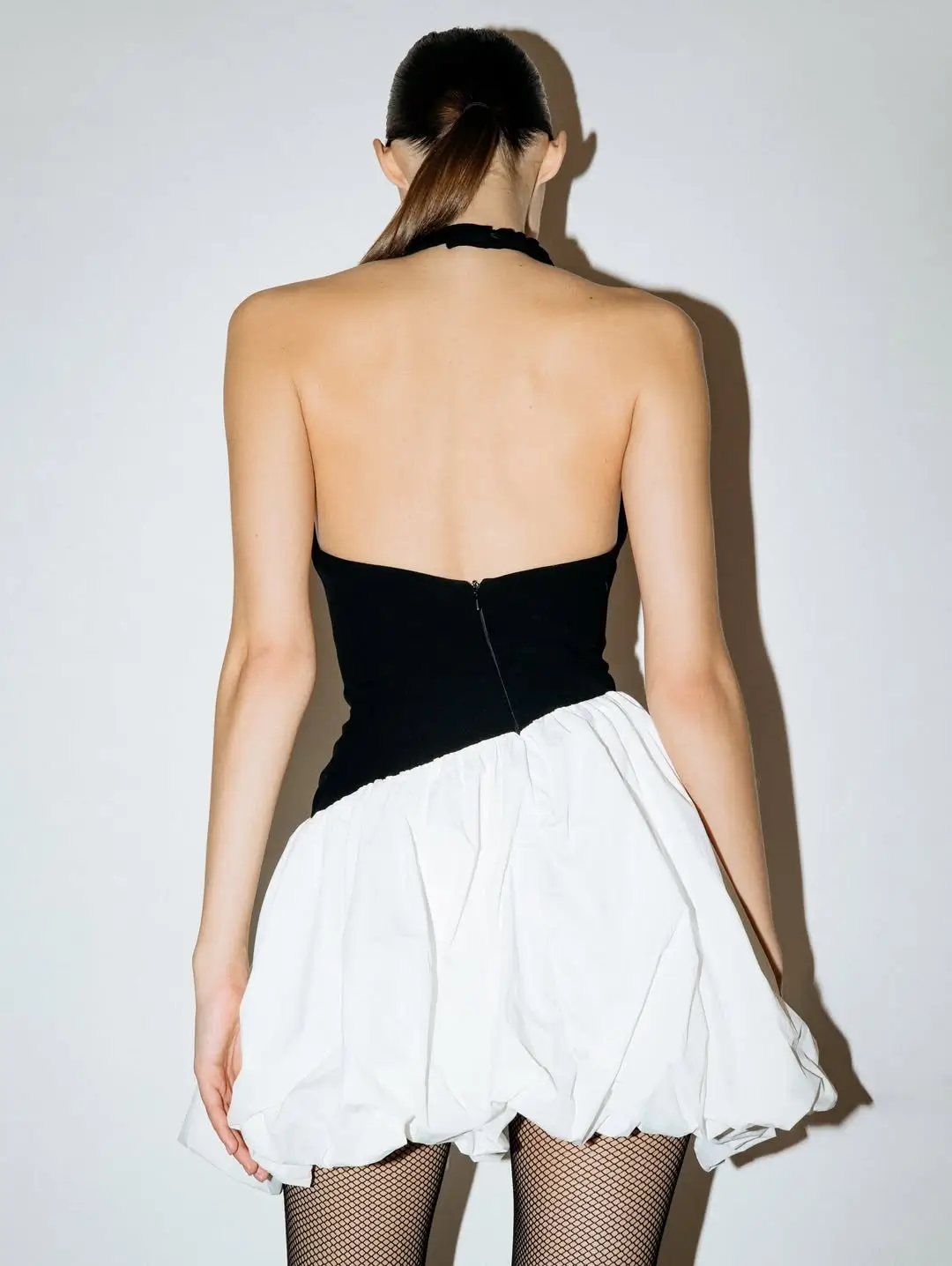 Платье-баллон с открытой спиной, Черно-белый