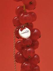 Медальон с гравировкой «Любовь никогда не перестает»